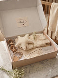 Niddo Earth Kraamcadeauset – Mousseline Babydeken, Gepersonaliseerd Speenkoord, Rammelaar & Knuffeldoekje – Beige