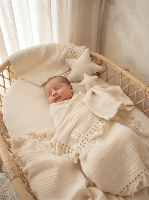 Niddo Earth Kraamcadeauset – Mousseline Babydeken, Gepersonaliseerd Speenkoord, Rammelaar & Knuffeldoekje – Beige