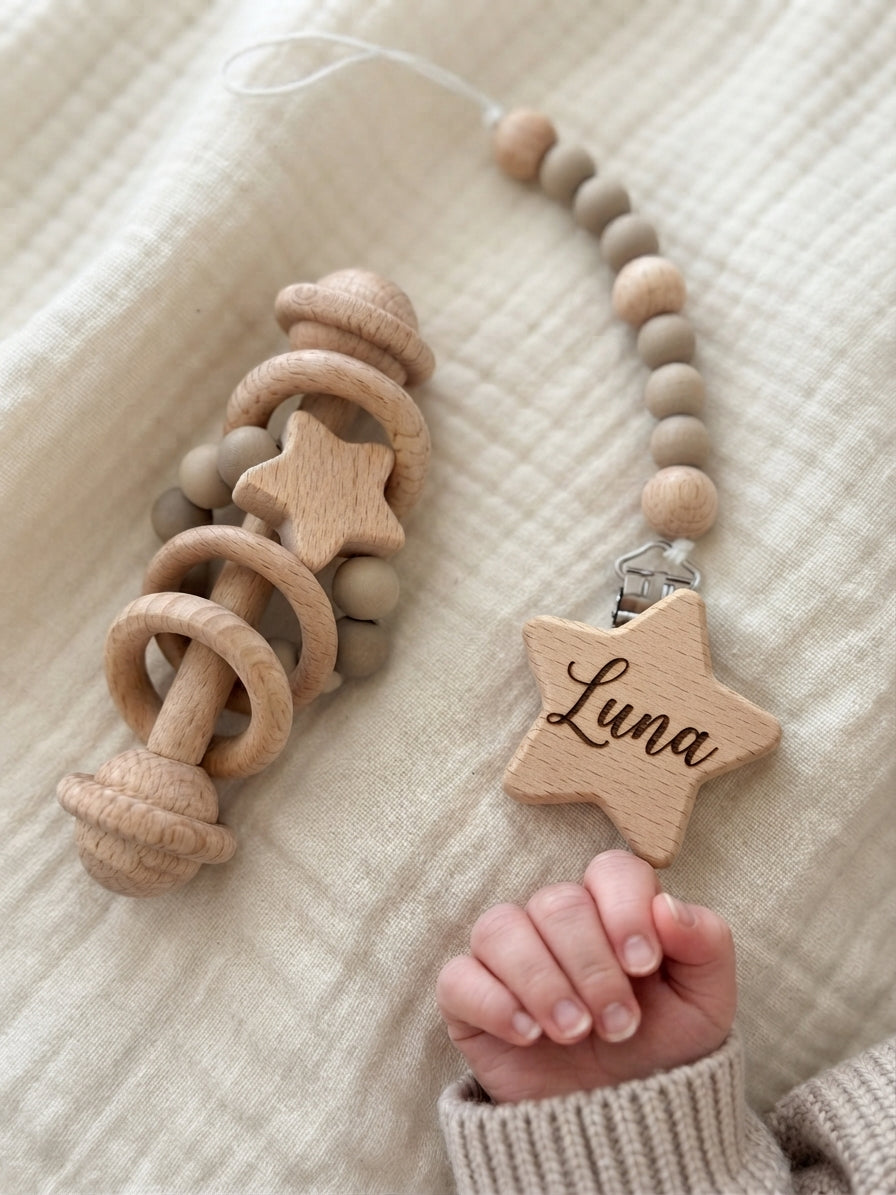Niddo Earth Kraamcadeauset – Mousseline Babydeken, Gepersonaliseerd Speenkoord, Rammelaar & Knuffeldoekje – Beige