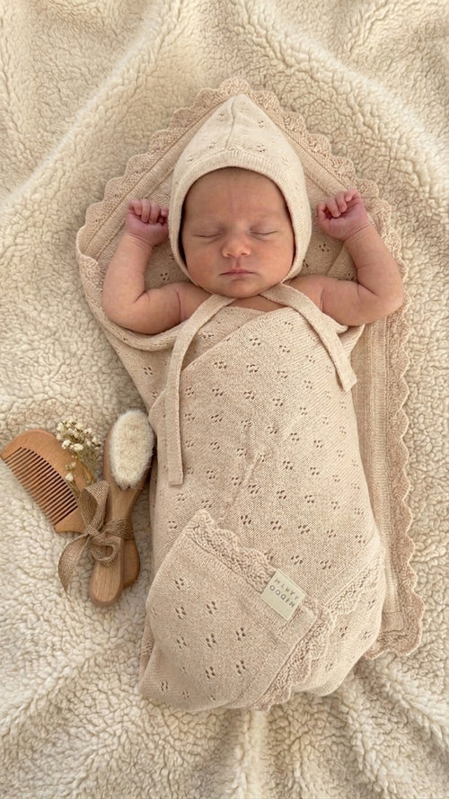 Niddo Earth Kraamcadeauset – Gebreide Katoenen Wikkeldeken 80x100 cm, Muts & Baby Kam- en Borstelset met Geitenhaar – Beige