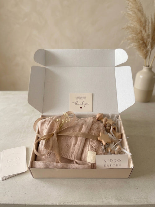 Niddo Earth Kraamcadeauset – Gebreide Katoenen Wikkeldeken 80x100 cm, Muts, Rammelaar & Speenkoord – Beige