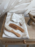 Kraamcadeau Baby Set | Mousseline Hydrofiel badlaken 80x80 incl. washandje met Borstel & Kam.