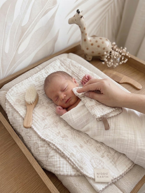 Niddo Earth Kraamcadeauset – Mousseline Badlaken 80x80 cm, Washandje, Gepersonaliseerd Houten Kam & Geitenhaar Borstel